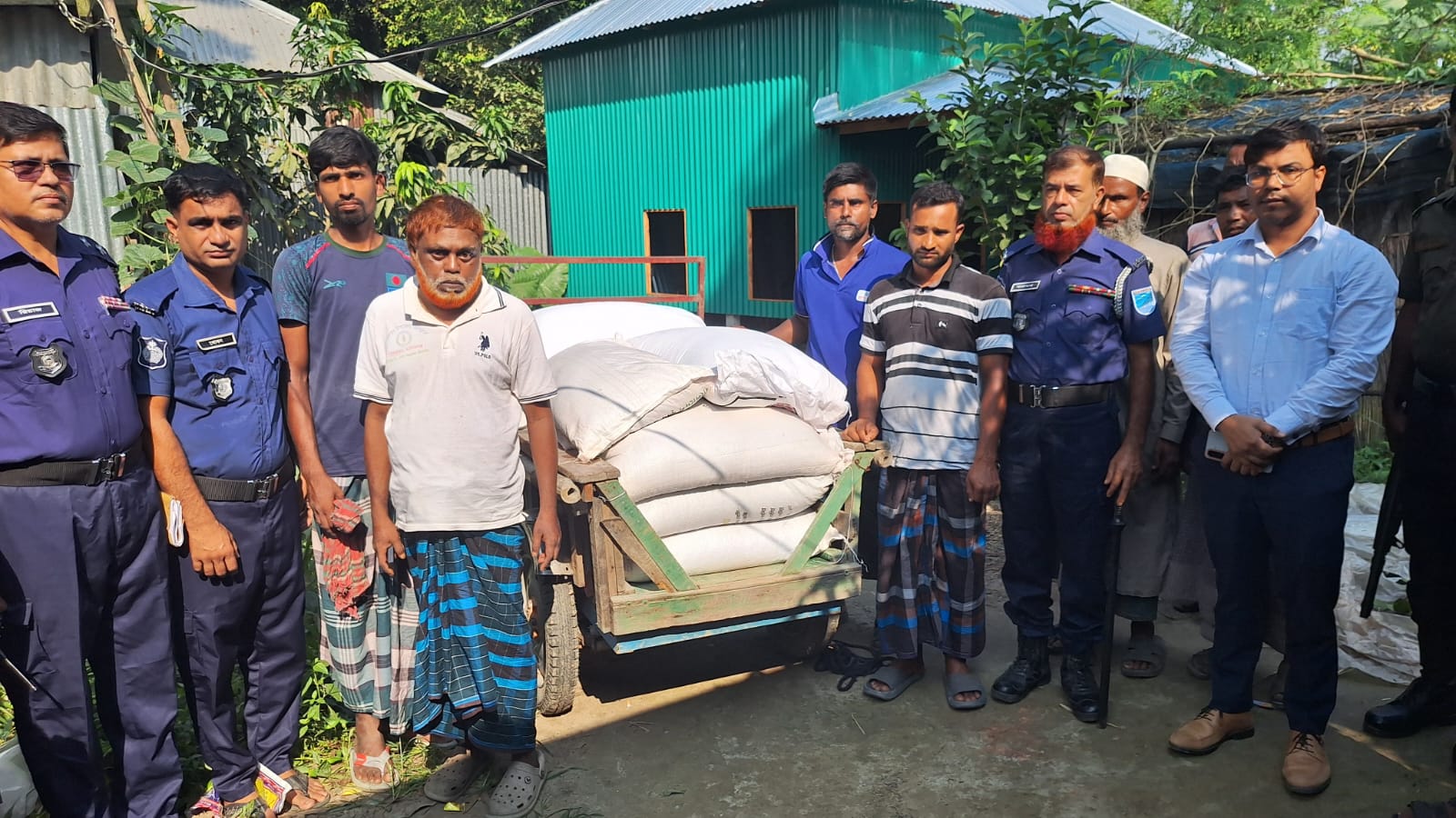 দৌলতপুরে নিয়মবহির্ভূতভাবে সার বিক্রি, ডিলারকে ২ লাখ টাকা জরিমানা